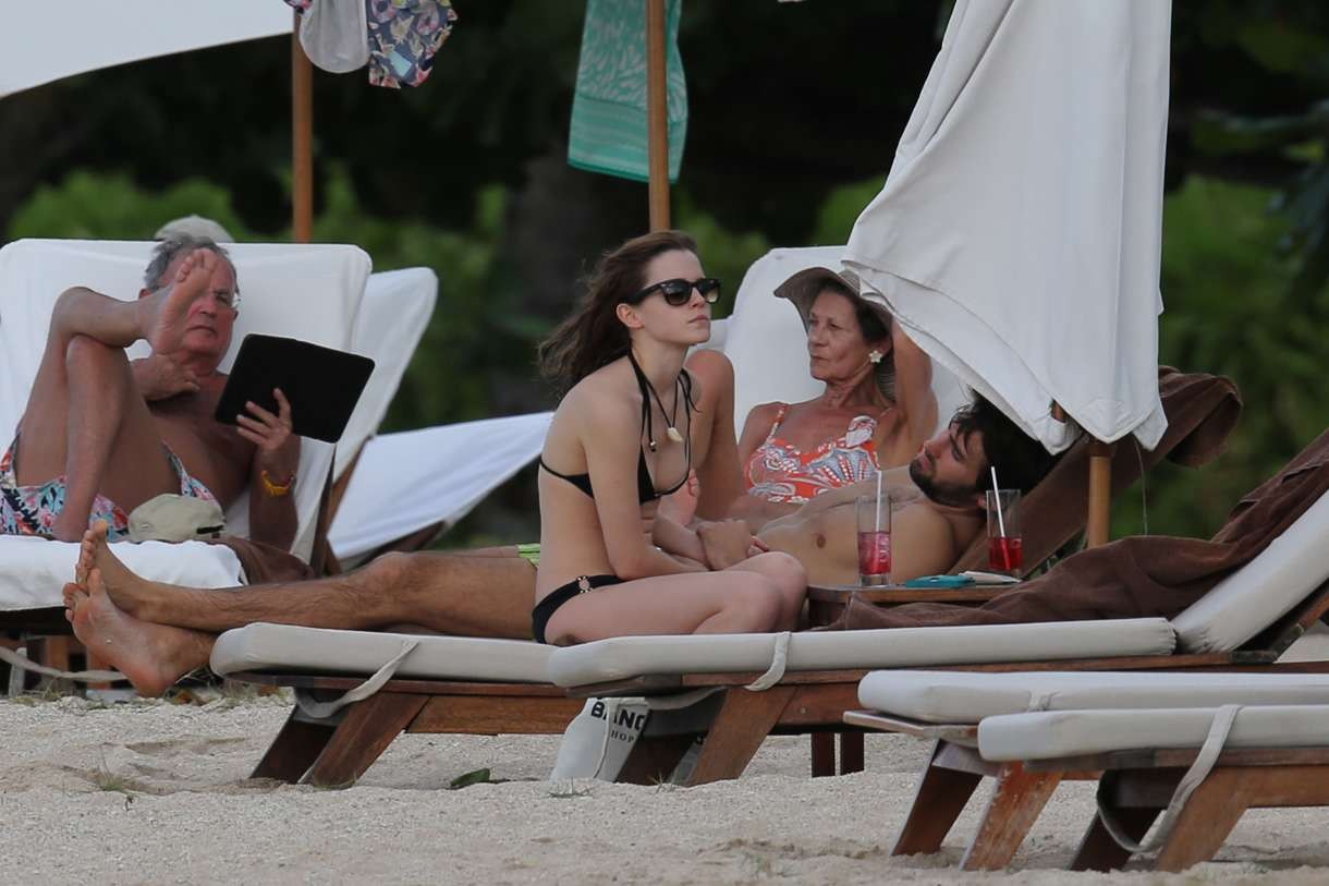 Emma Watson carino in bikini essere catturato con il fidanzato 
 #73146144