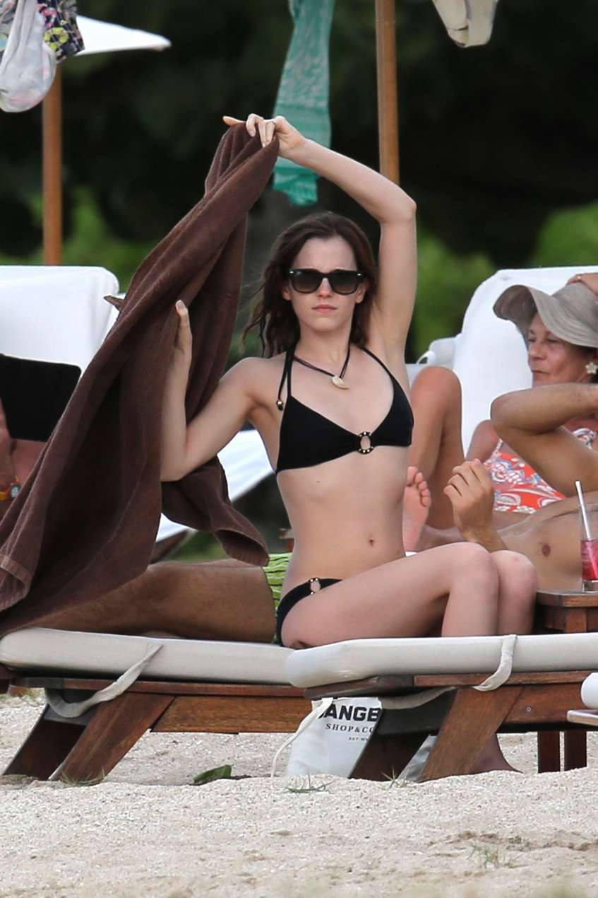 Emma Watson carino in bikini essere catturato con il fidanzato 
 #73146148