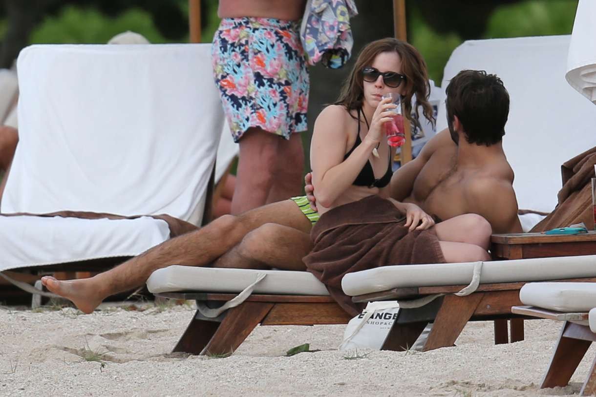 Emma Watson carino in bikini essere catturato con il fidanzato 
 #73146157