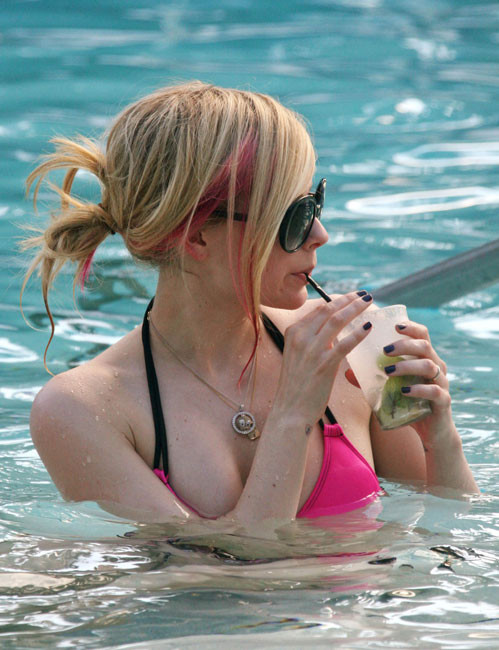 Avril lavigne : photos exclusives d'elle en bikini sexy
 #75380429