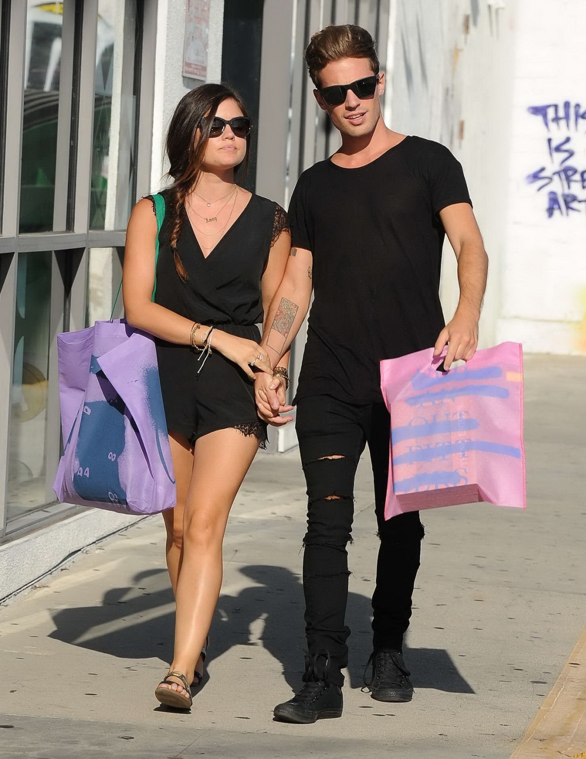 Lucy Hale indossa top nero striminzito e pantaloncini durante lo shopping a Beverly Hills
 #75185712