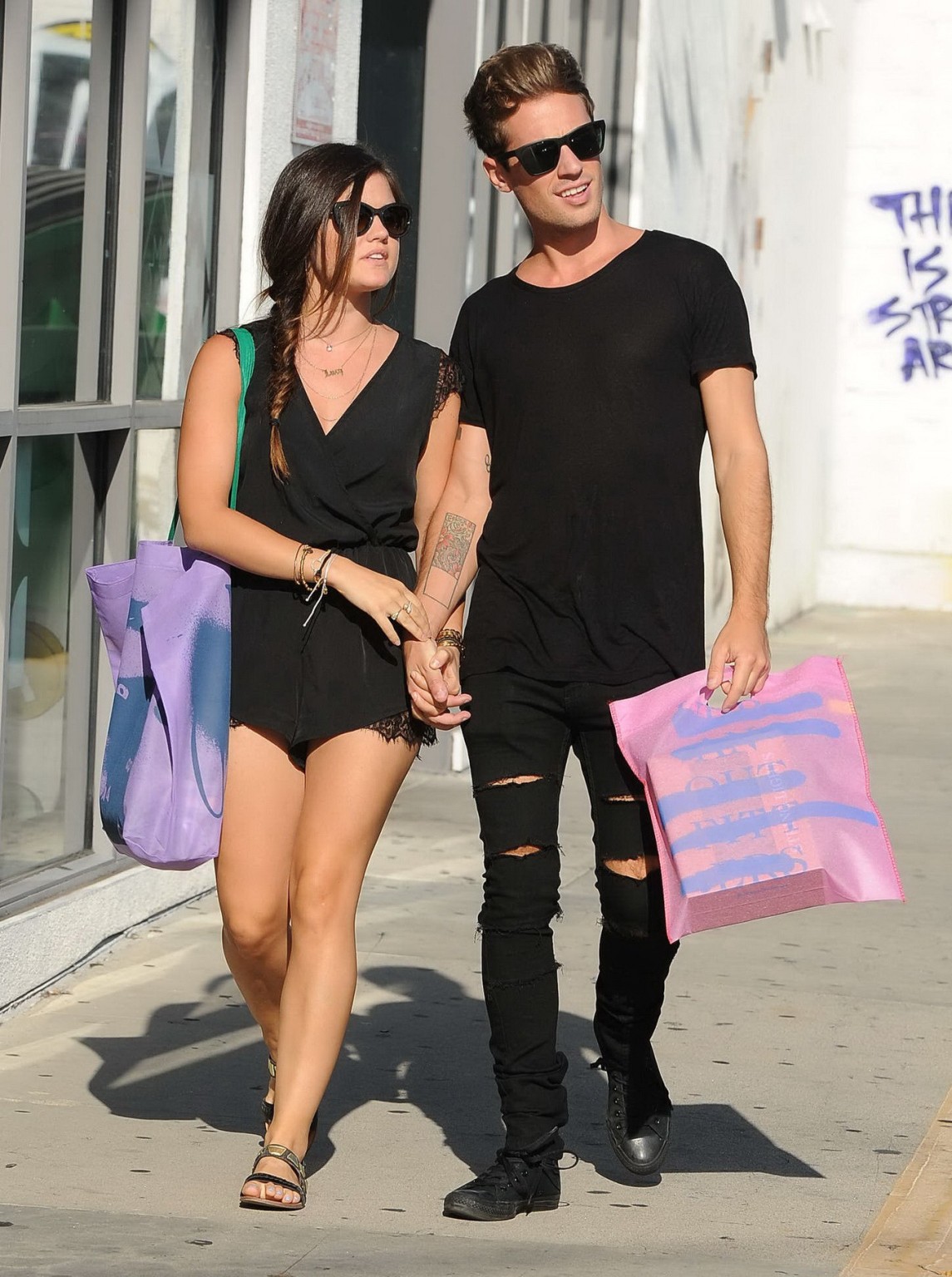 Lucy Hale indossa top nero striminzito e pantaloncini durante lo shopping a Beverly Hills
 #75185717