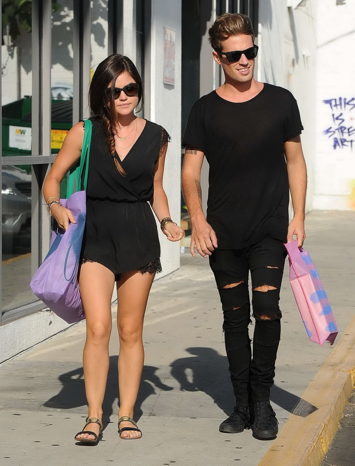 Lucy hale con un top negro y unos shorts de compras en beverly hills
 #75185765