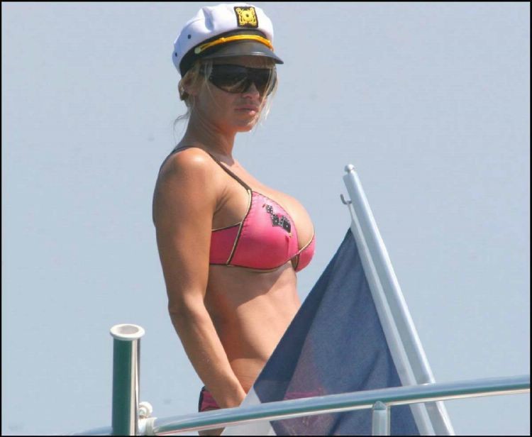 Photos incroyables de la pornstar pamela anderson montrant ses gros seins
 #75397214