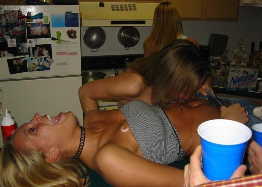 Wirklich betrunkene Amateur-Mädchen, die wild werden
 #76395587