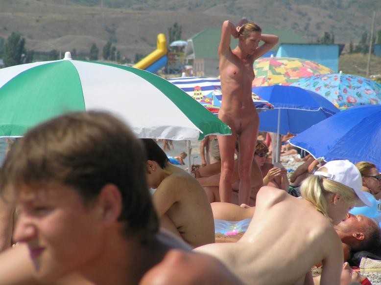 Kurviger nackter Teenager posiert im warmen Wasser
 #72248458