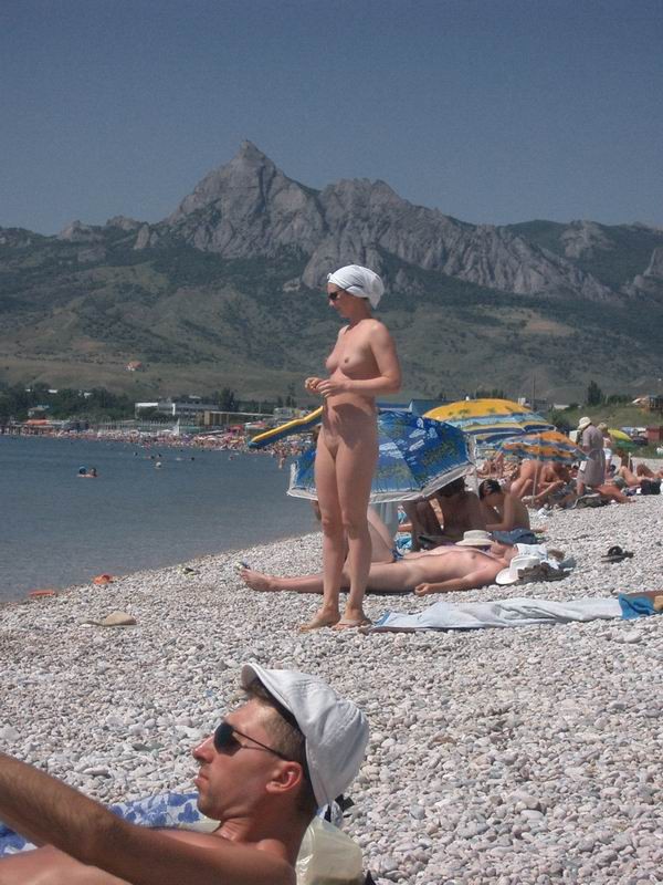 Curvaceous nude teenager posa nell'acqua calda
 #72248474