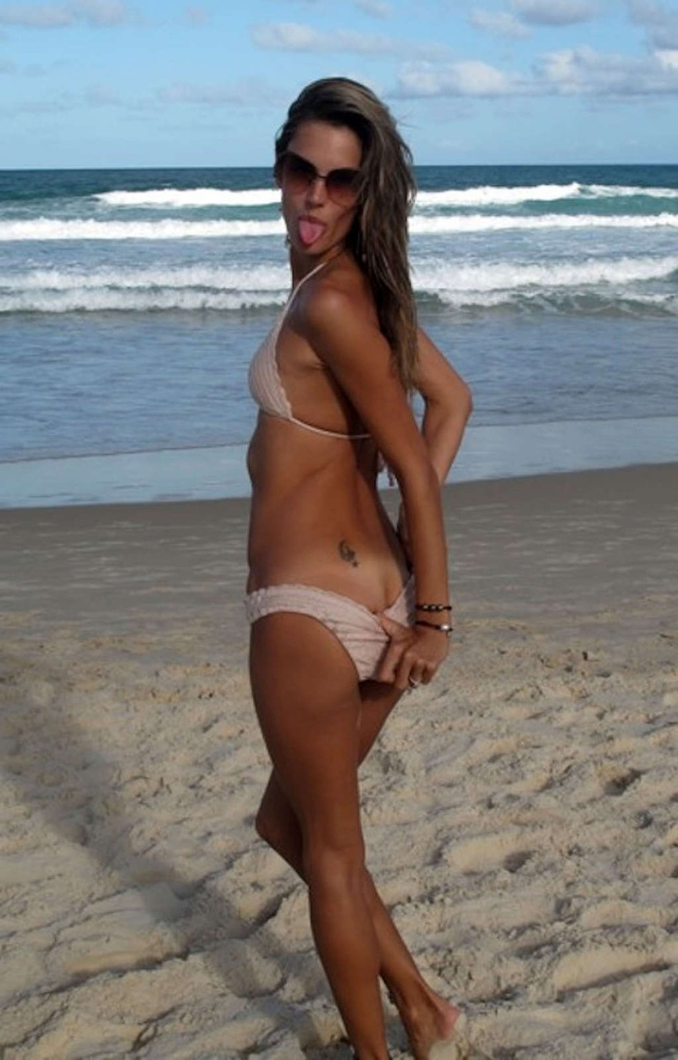 Alessandra Ambrosio zeigt ihren sexy Körper und heißen Arsch im Bikini
 #75357003