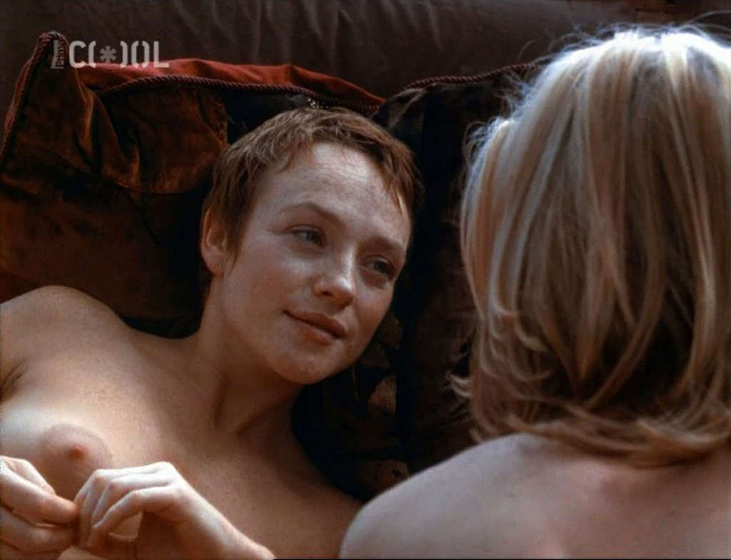 Susie porter exponiendo sus bonitas tetas y coño y en escena de sexo lésbico
 #75341644