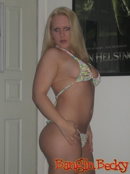 Blonde Sexbombe Becky in ihrem winzigen Bikini
 #70569457
