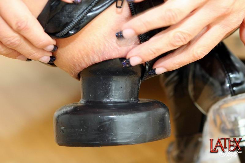 Une fille s'enfonce dans le trou du cul avec un plug géant.
 #68638203