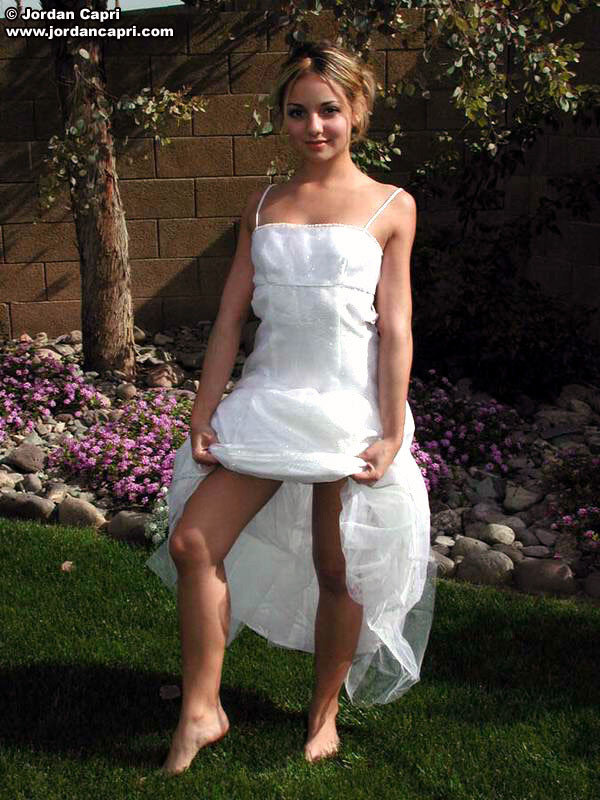 Jordan Capri zieht sich aus ihrem Hochzeitskleid aus!
 #74926719