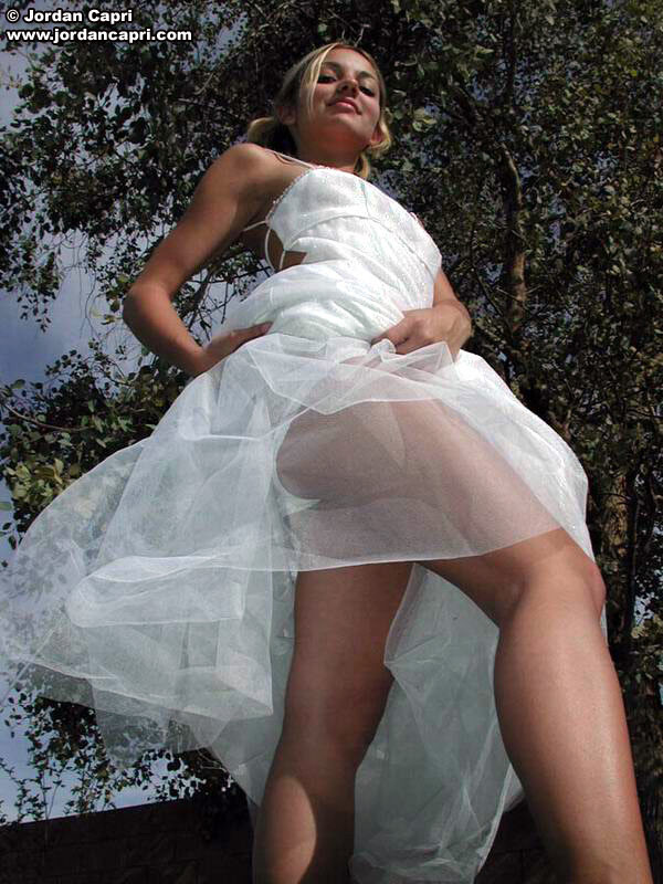 Jordan Capri zieht sich aus ihrem Hochzeitskleid aus!
 #74926737