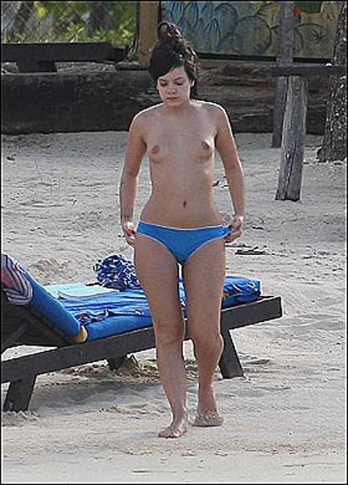 Lily allen montrant ses beaux seins sur la plage et son cul
 #75405911