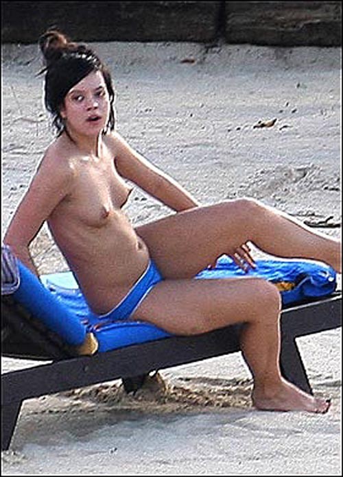 Lily allen montrant ses beaux seins sur la plage et son cul
 #75405918