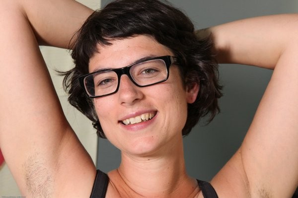 La nerd de pelo corto Hazel expone su coño peludo
 #77281019