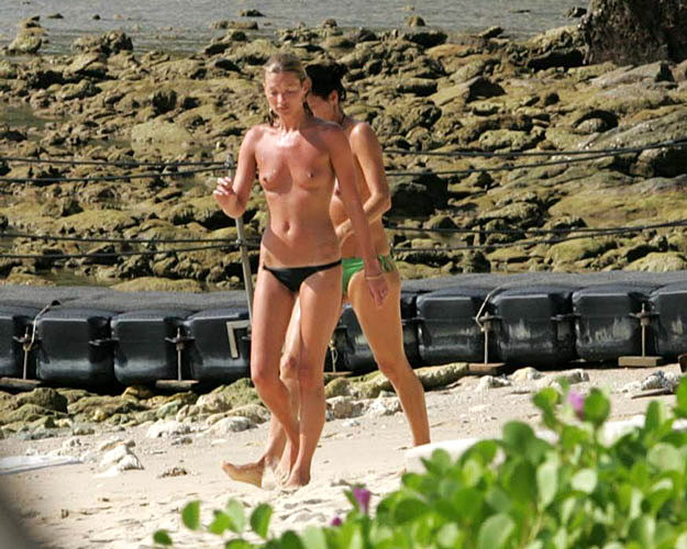 Kate moss montrant ses jolis petits seins sur la plage
 #75408134