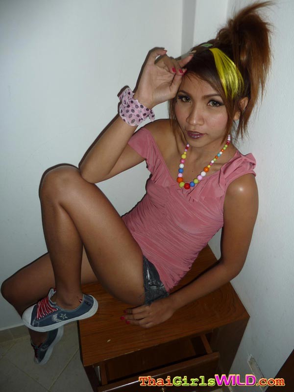 Emo thai teen pose e strisce per la macchina fotografica
 #69762347