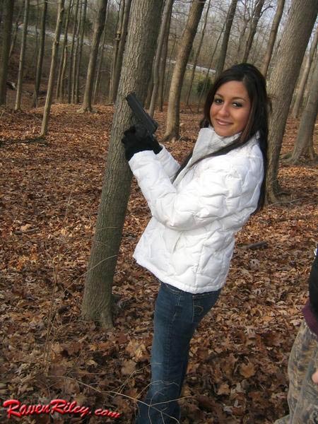 Babe necken in den Wäldern mit einer Pistole
 #74983890