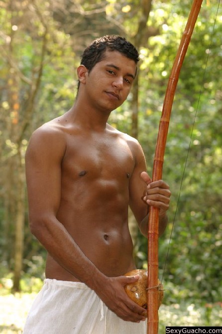 Un latino muy nervioso posa desnudo tratando de ocultar su pene erecto
 #76897979