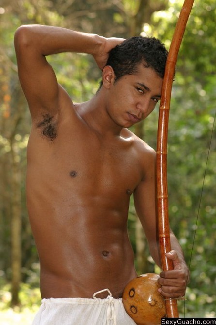 勃起したペニスを隠そうと裸でポーズをとる緊張したラテン系の少年
 #76897991