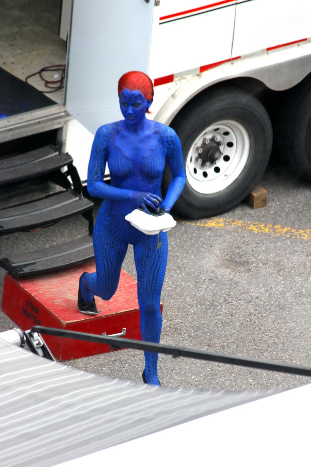 ジェニファー・ローレンスが「X-MEN」の撮影でミスティーク・メイクをしてフルヌードになる（モントリオールにて
 #75230381