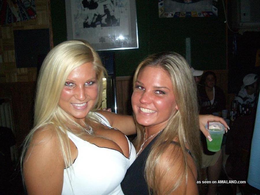 Chicas gordas y calientes de fiesta en el bar
 #71725106