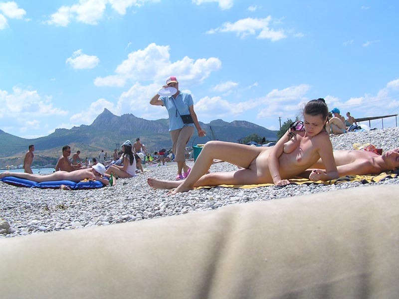 Une blonde s'amuse à être nue sur une plage publique
 #72255490