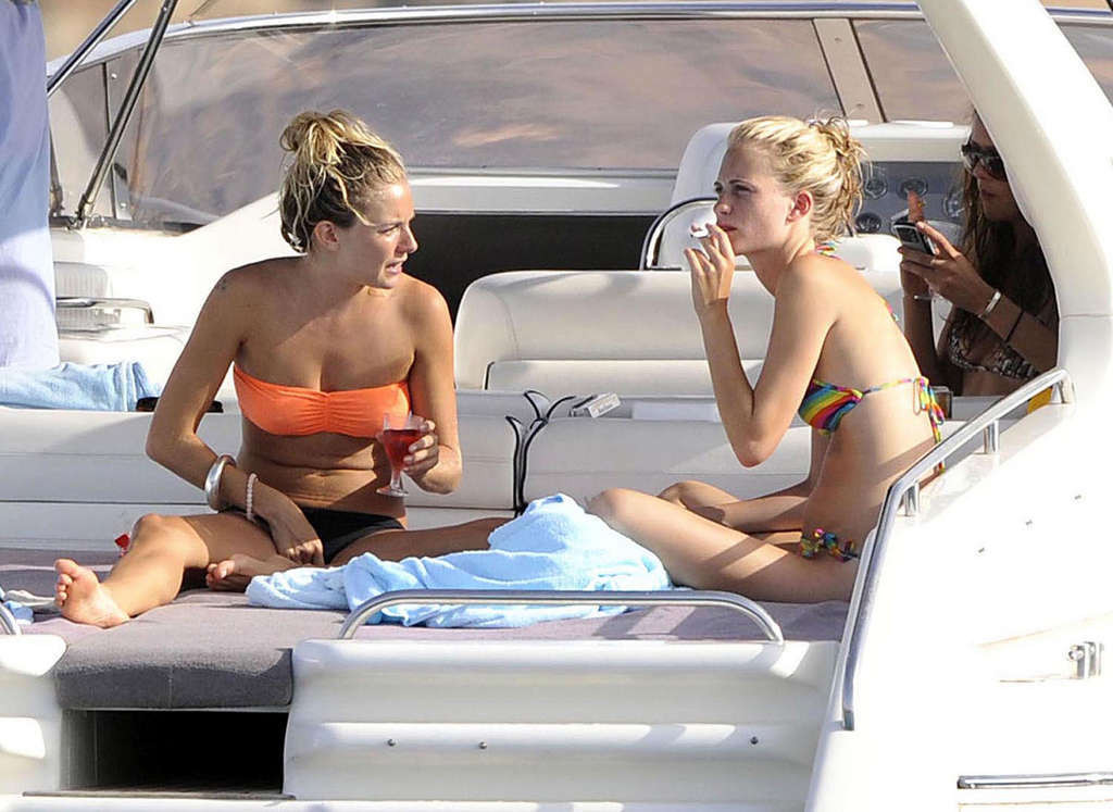 Sienna Millerがビーチでビキニを着てセクシーなお尻とホットな体を見せる
 #75365420