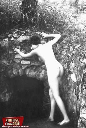 1930年代に活躍したフランス人女性が体を見せる
 #78478340
