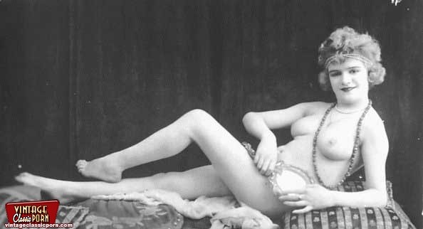1930年代に活躍したフランス人女性が体を見せる
 #78478358