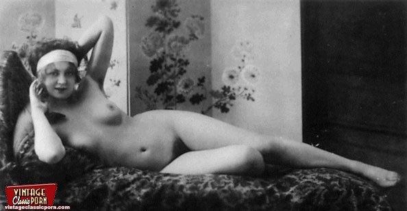 1930年代に活躍したフランス人女性が体を見せる
 #78478381