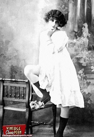 1930年代に活躍したフランス人女性が体を見せる
 #78478386