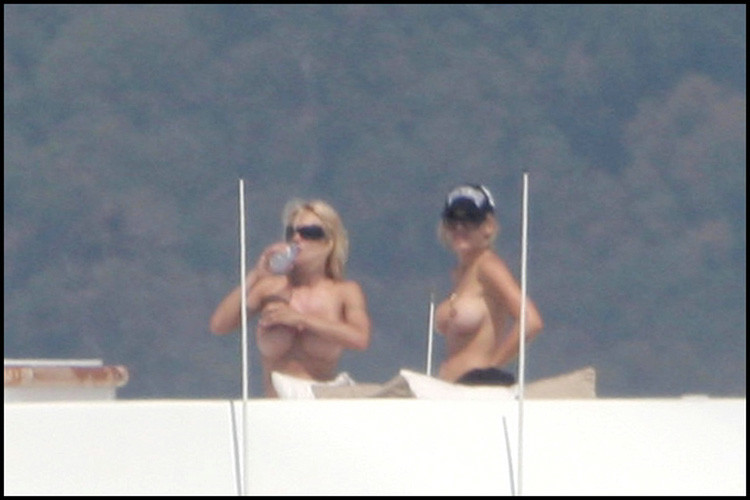 Pamela Anderson con las tetas al descubierto, fotos de los pezones
 #75441310