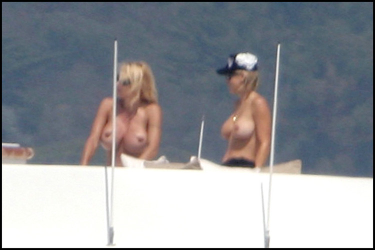 Pamela Anderson con las tetas al descubierto, fotos de los pezones
 #75441314