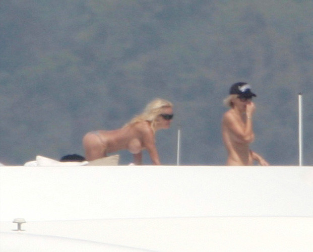 Pamela anderson exponierte titten, see thru und nipple slip bilder
 #75441318