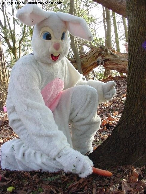 Conejo de Pascua folla a una rubia con una zanahoria
 #70627112