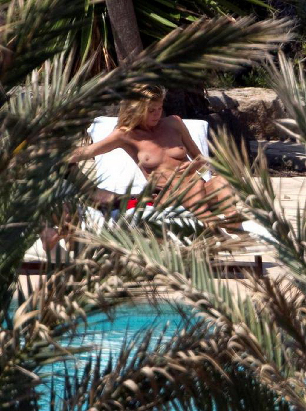 Heidi klum prise en train de bronzer seins nus en vacances à ibiza
 #75293225