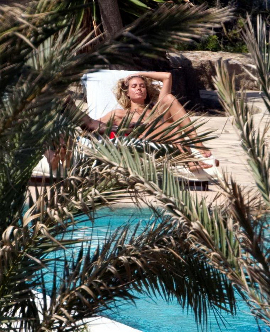 Heidi klum beim Sonnenbaden oben ohne im Urlaub auf Ibiza erwischt
 #75293240