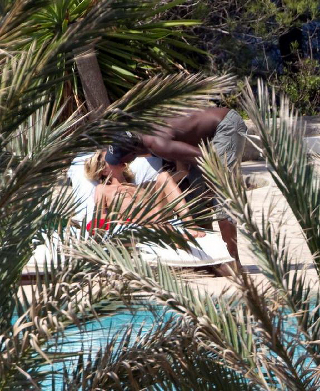 Heidi klum beim Sonnenbaden oben ohne im Urlaub auf Ibiza erwischt
 #75293244