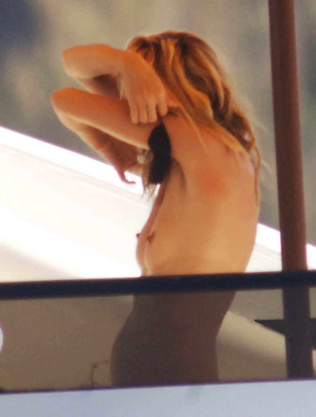 Heidi klum prise en train de bronzer seins nus en vacances à ibiza
 #75293265