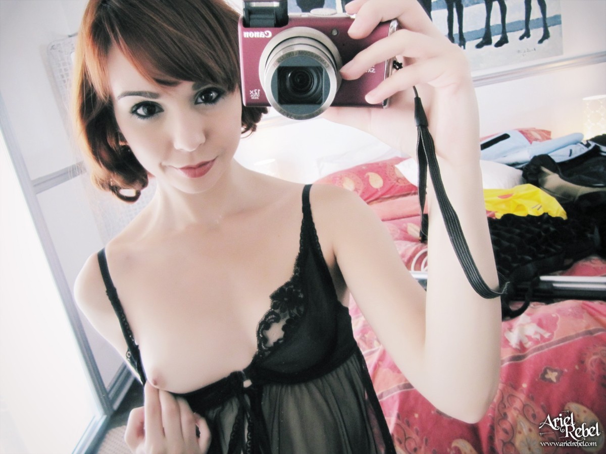 Jeune habillée d'une lingerie rétro sexy, elle est très belle et sexy.
 #78298616