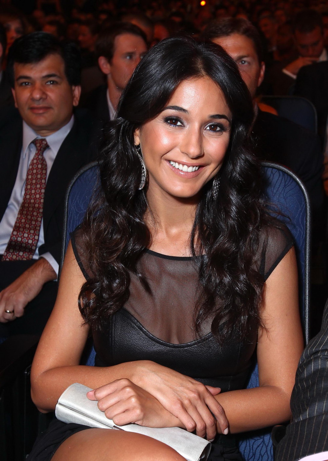 Emmanuelle chriqui piernas largas con mini vestido negro en los premios espy
 #75341562