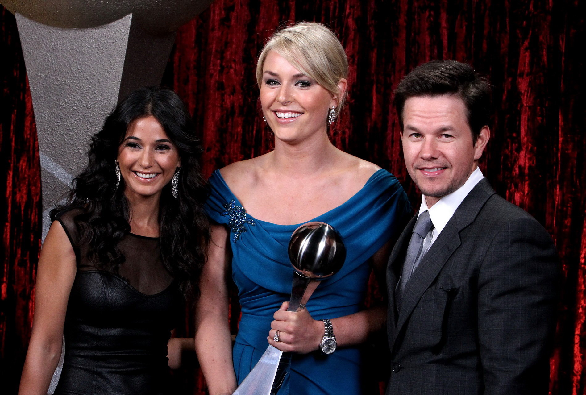 Emmanuelle chriqui piernas largas con mini vestido negro en los premios espy
 #75341581