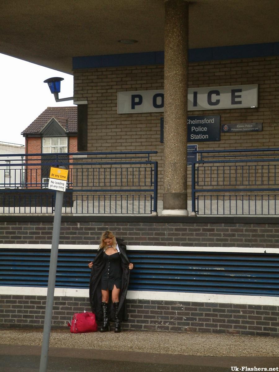 Emma Louise en pleine nudité publique, en plein air, se déshabillant et s'exhibant devant la police.
 #76743260