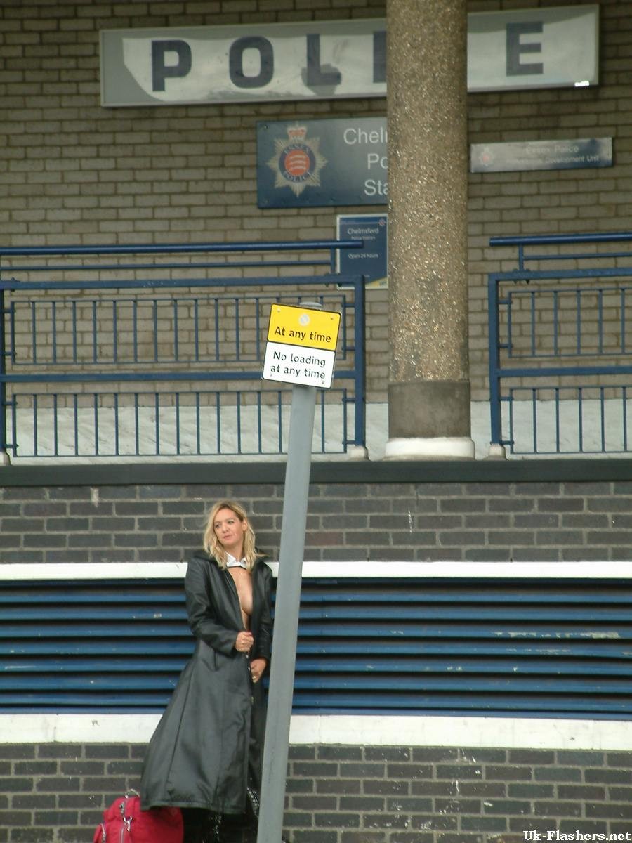 Emma Louise en pleine nudité publique, en plein air, se déshabillant et s'exhibant devant la police.
 #76743271