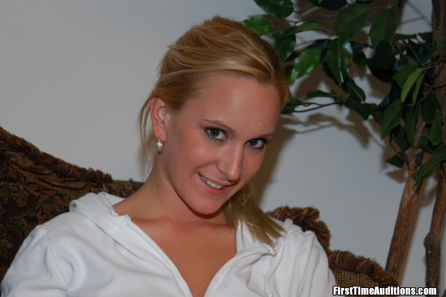 Super heißes blondes Babe nimmt etwas Schwanz während ihres Interviews
 #67577301