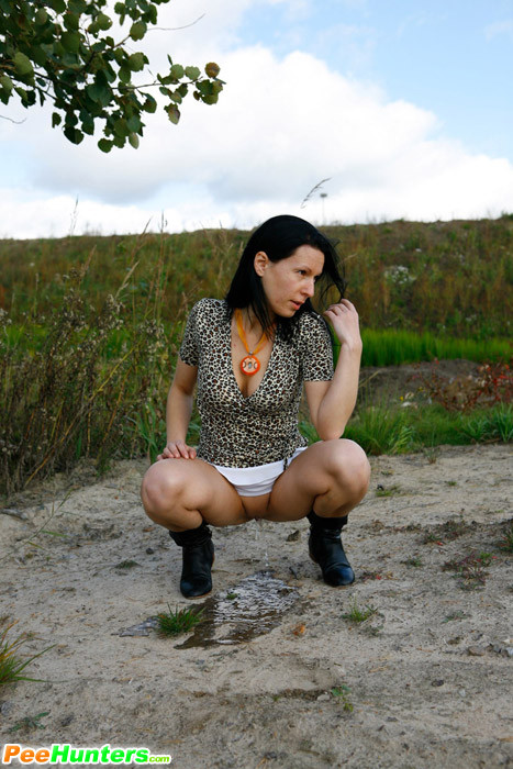 Einsame jugendliche Spaziergängerin beim Pinkeln in der Nähe der Autobahn erwischt
 #78690832