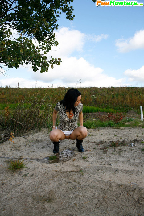 Einsame jugendliche Spaziergängerin beim Pinkeln in der Nähe der Autobahn erwischt
 #78690850