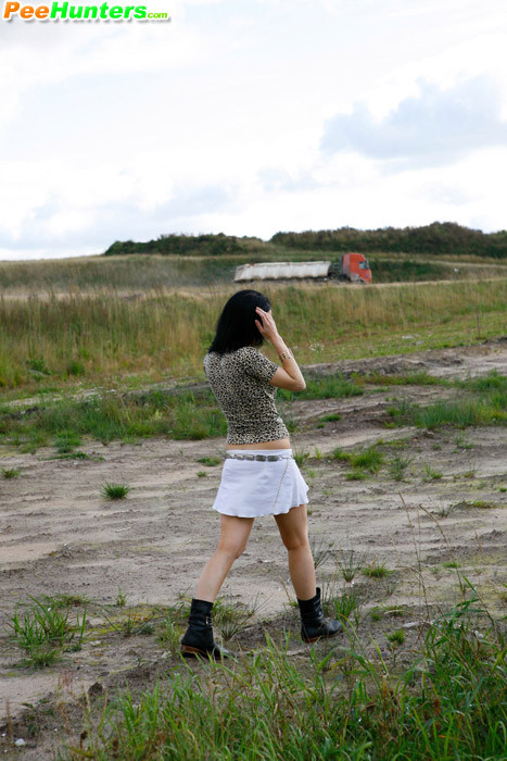 Einsame jugendliche Spaziergängerin beim Pinkeln in der Nähe der Autobahn erwischt
 #78690880